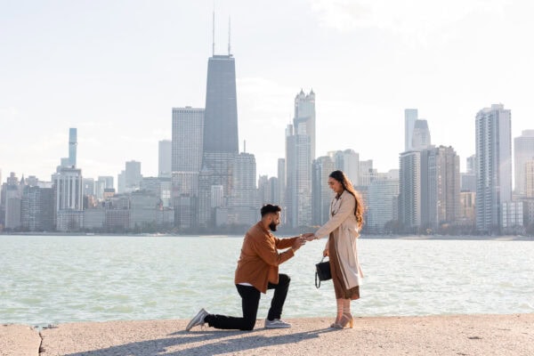 man proposed to his fiance in front of the chicago skyline