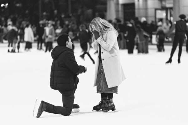 man proposes to girlfriend on ice rink in millennium park chicago