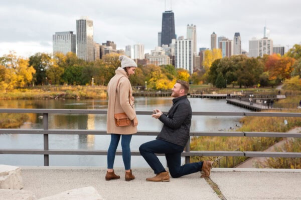 man proposes to his fiance in front of the chicago skyline