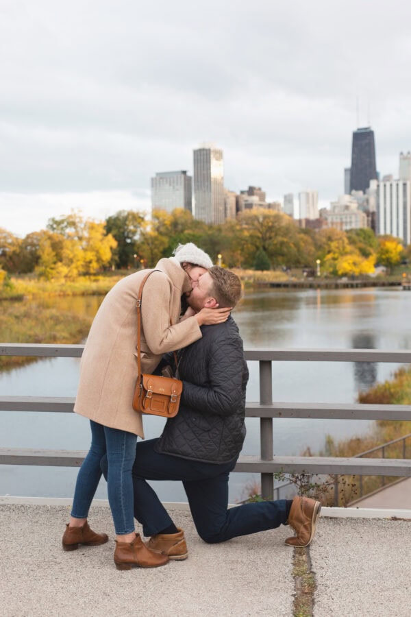 man proposes to his fiance in front of the chicago skyline